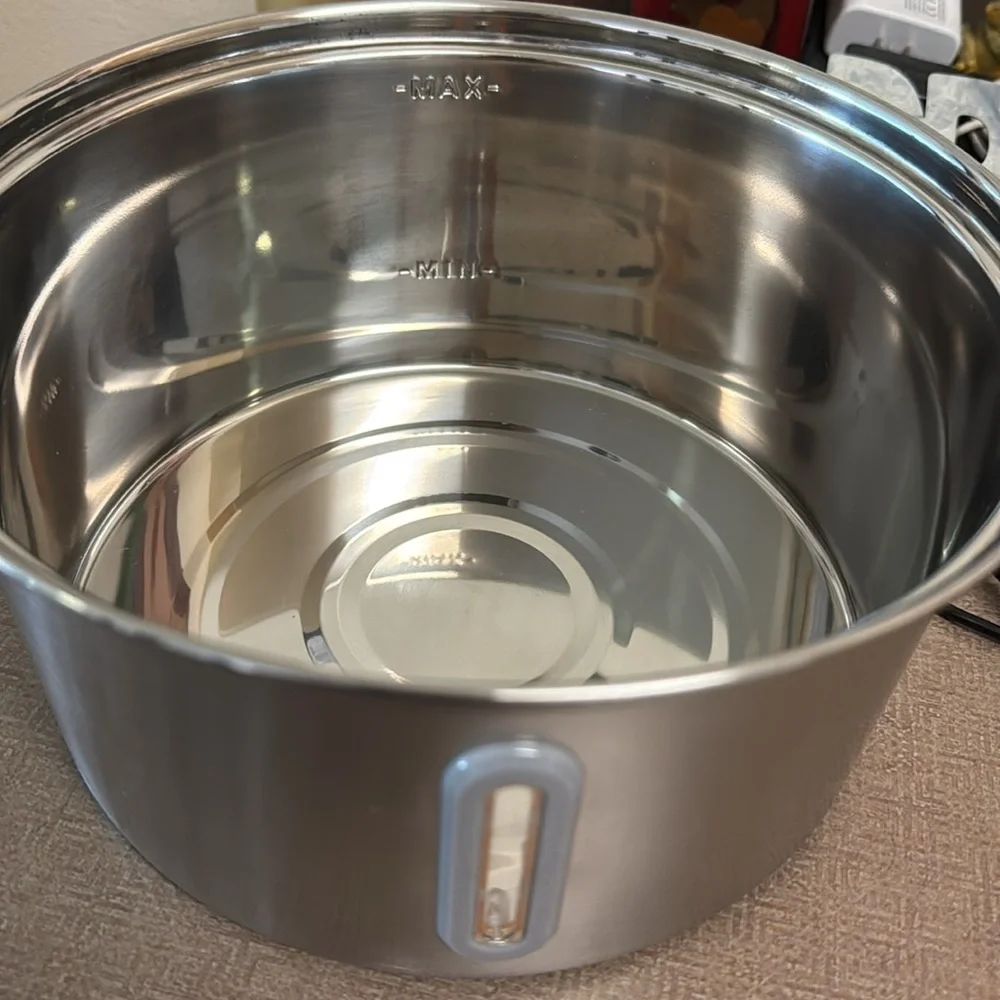 NWOT😺or small🐶 water⛲️with extra filters included! Stainless steel.
